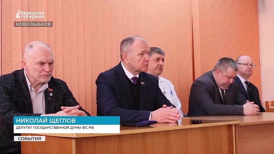 Во время рабочей поездки в Новозыбков депутат Госдумы Николай Щеглов посетил Аллею Героев, школу №6, больницу и станцию скорой помощи, обсудил вопросы здравоохранения, соцслужб и поддержку участников СВО и их семей