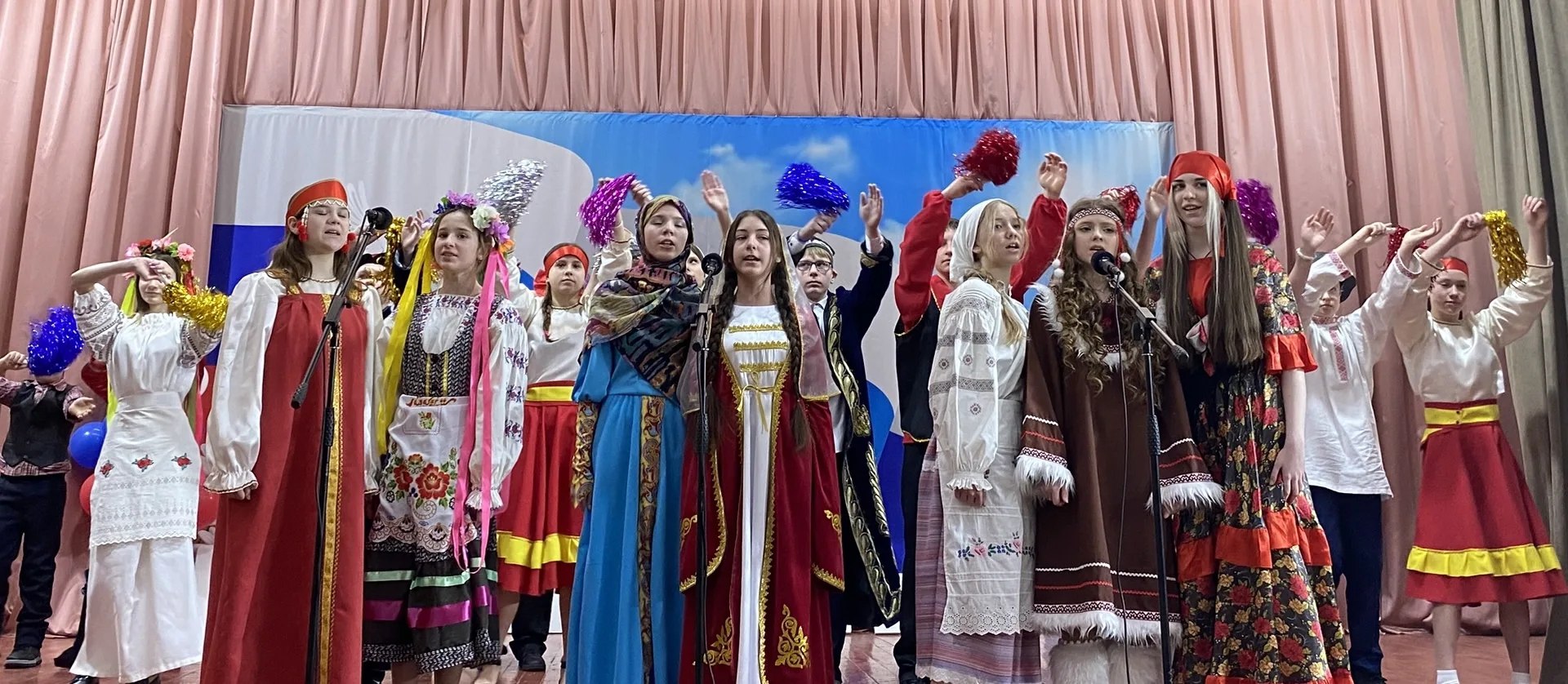 Сегодня прошёл муниципальный конкурс патриотической песни «Пою моё Отечество», посвященный Году единства народов России среди учащихся школ района