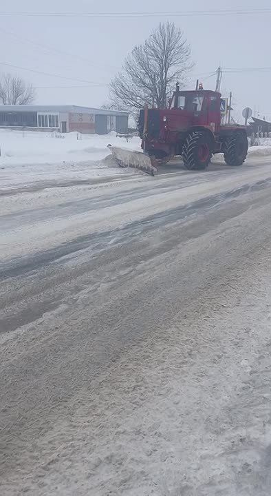 В эти часы подрядные организации Управления автомобильных дорог Брянской области продолжают очистку и обработку региональных и межмуниципальных автодорог от снега и наледи