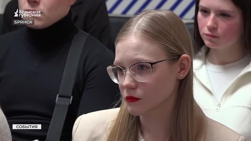 В Брянске сенатор Российской Федерации, заместитель секретаря регионального отделения партии «Единая Россия» Василий Попадайло встретился со студентами филиала РАНХиГС