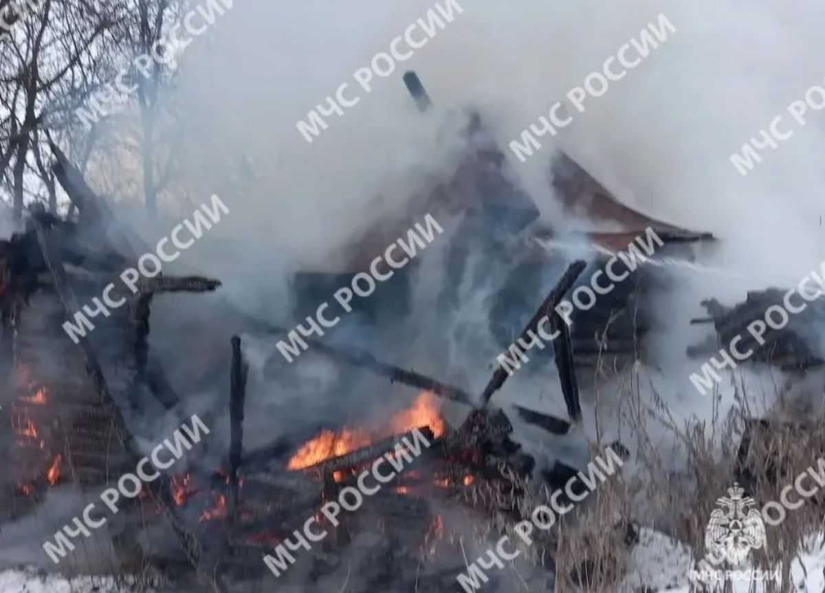 Молодой мужчина погиб в огне в частном доме в Мглине