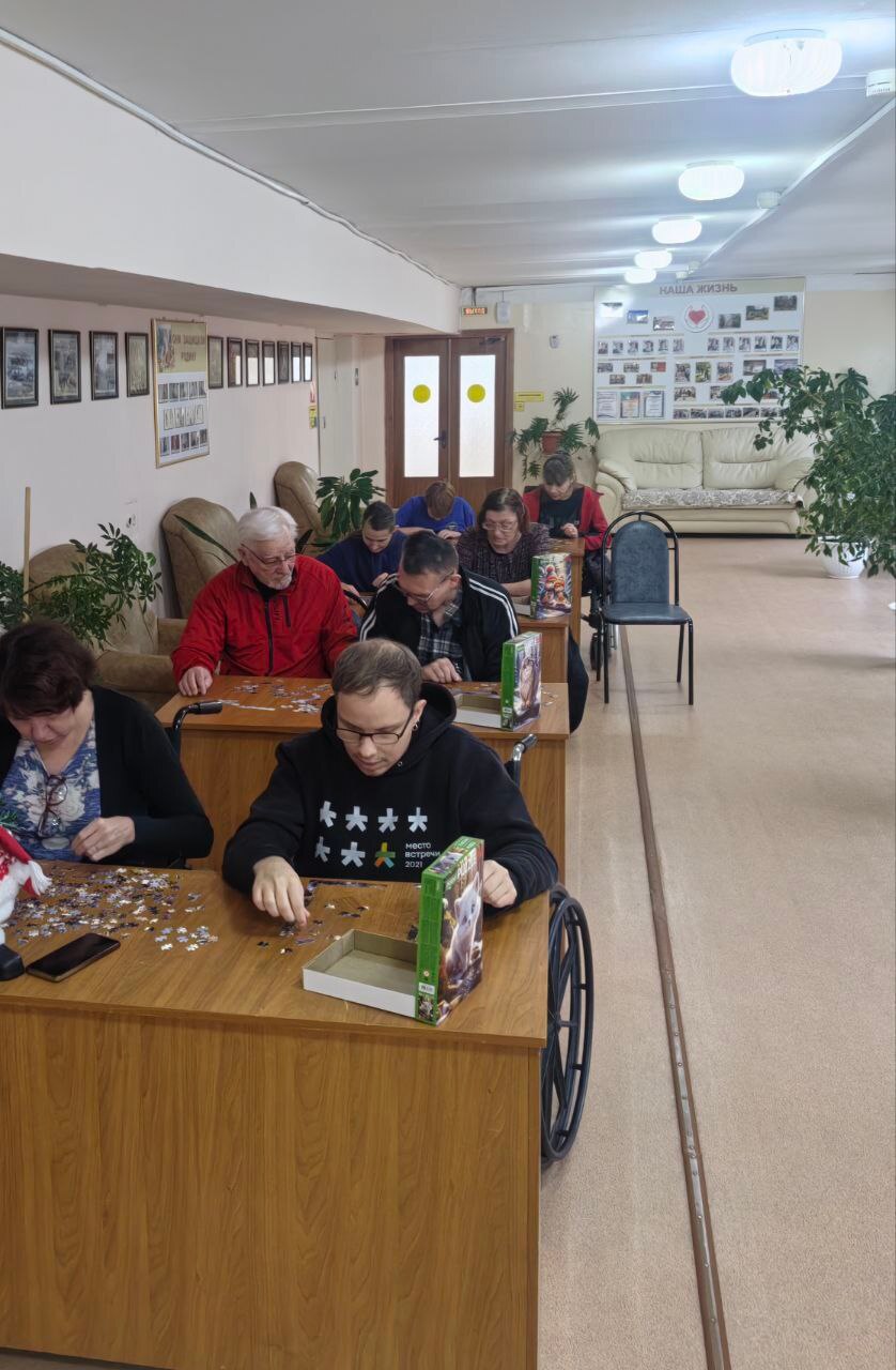 В стенах Дарковичского дома социального обслуживания, где каждый день наполнен заботой и вниманием, проходят занятия по арт-терапии – пазлотерапии, направленные на развитие командного духа, усидчивости и просто приносящие...