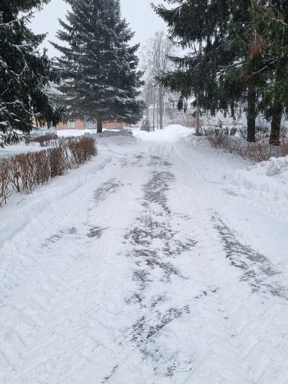 Мы знаем, как важна бесперебойная и безопасная дорога в зимний период, поэтому спешим поделиться отличной новостью! На территории поселка Мичуринский активно ведутся работы по уборке снега на дорогах местного значения