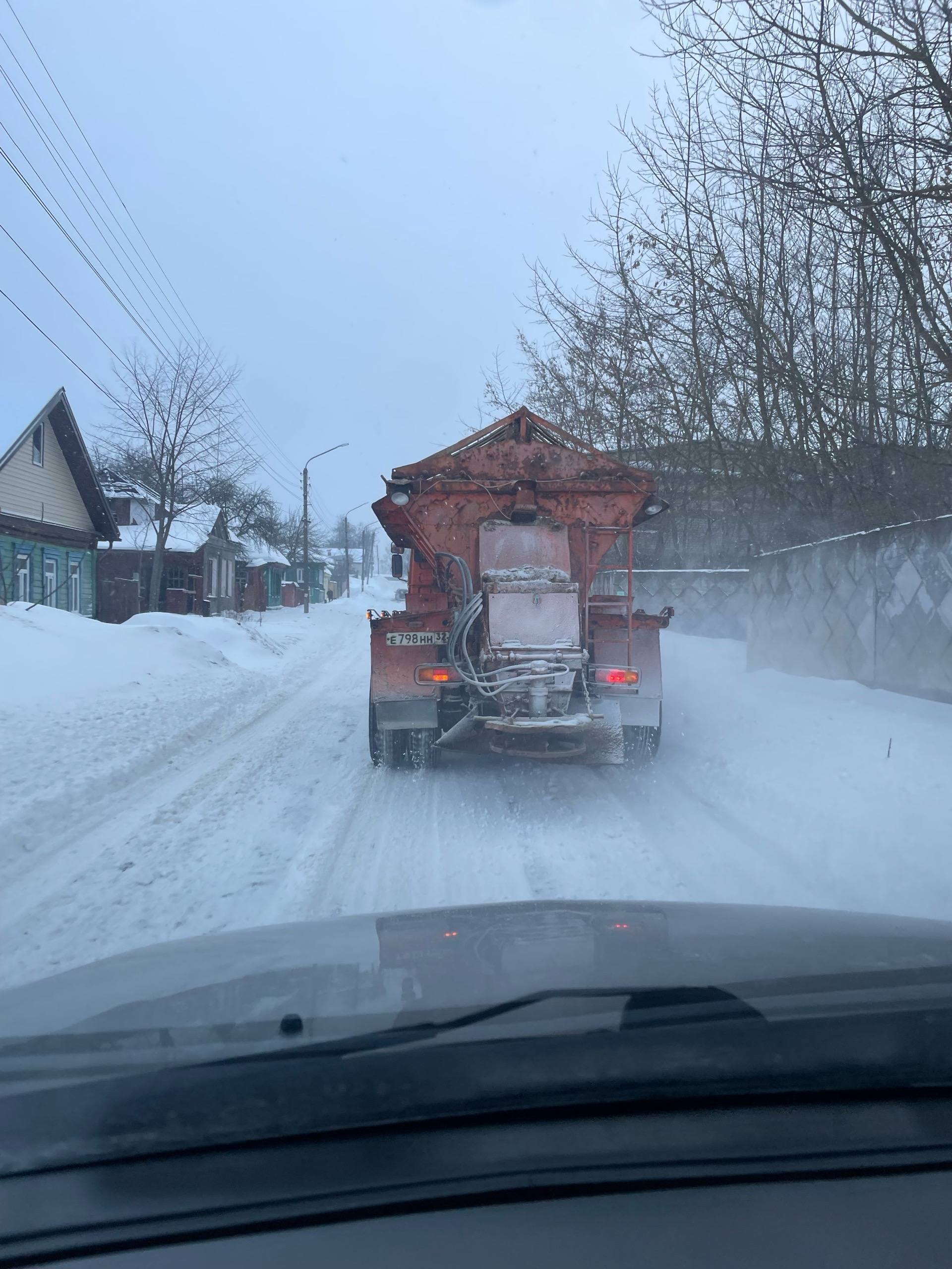 Для очистки проезжей части от снежных масс задействованы четыре комбинированные дорожные машины (КДМ)