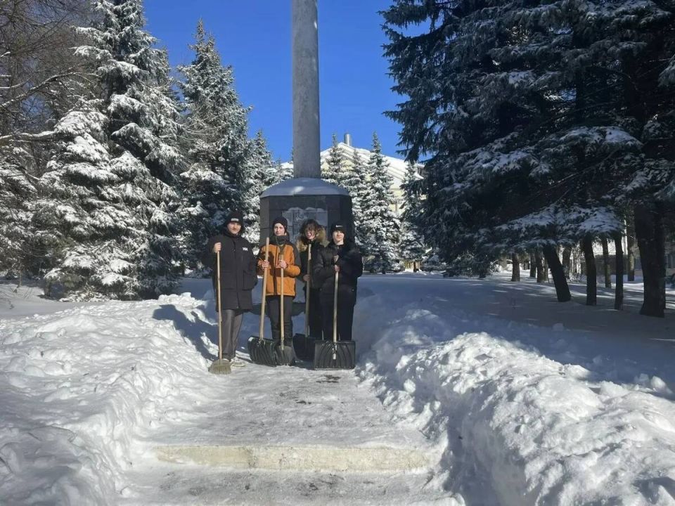 Брянские школьники взяли шефство над памятником погибшим сотрудникам ОВД