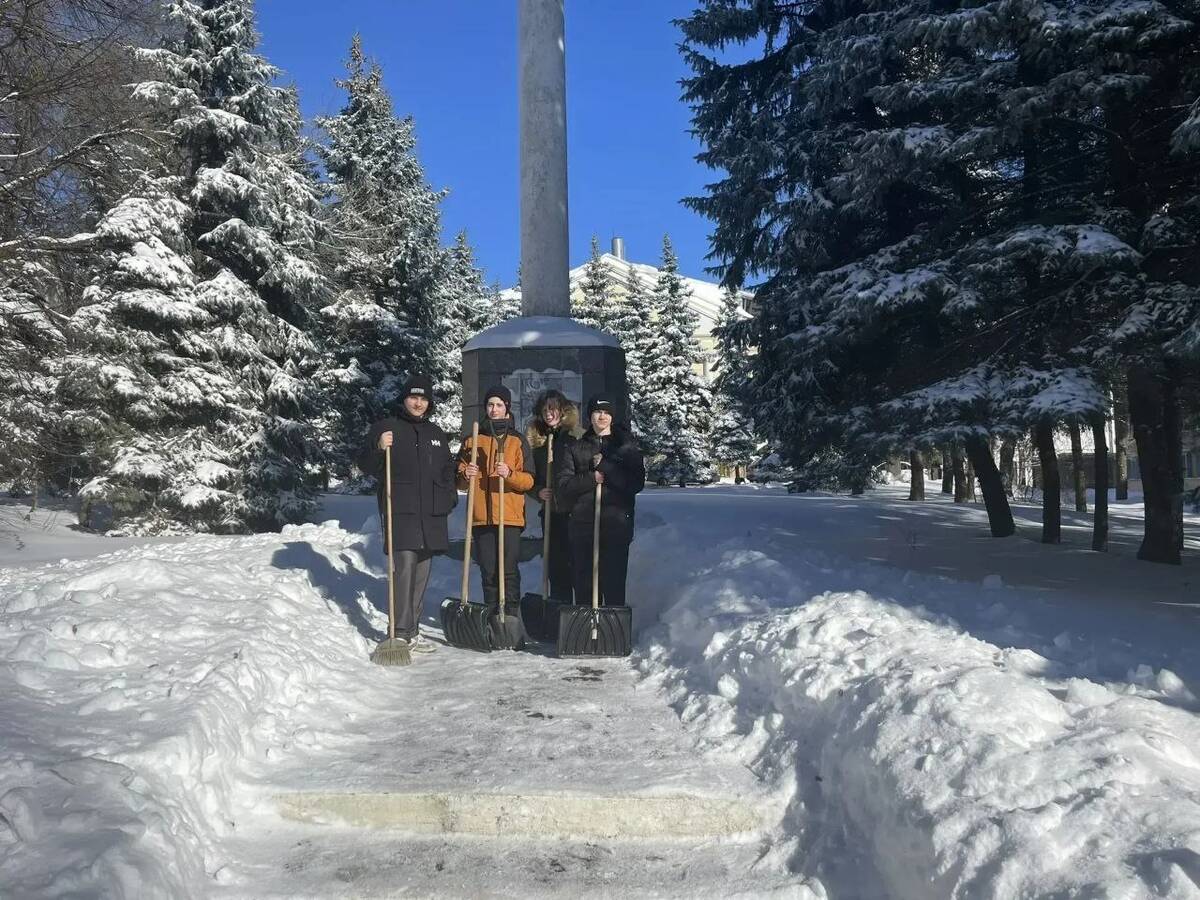 Брянские школьники взяли шефство над памятником погибшим сотрудникам ОВД