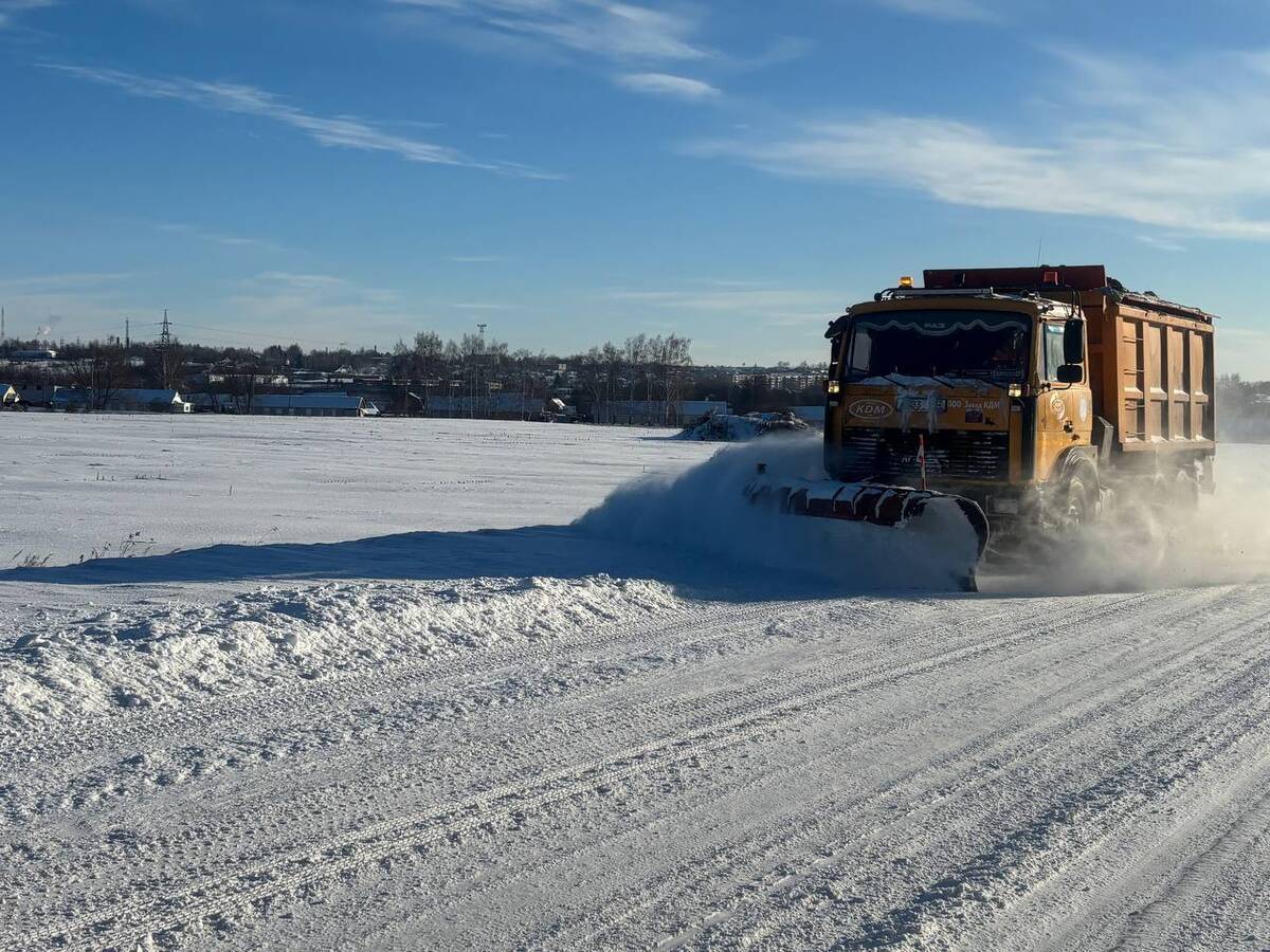 На трассах Брянской области продолжается уборка снега и обработка реагентами