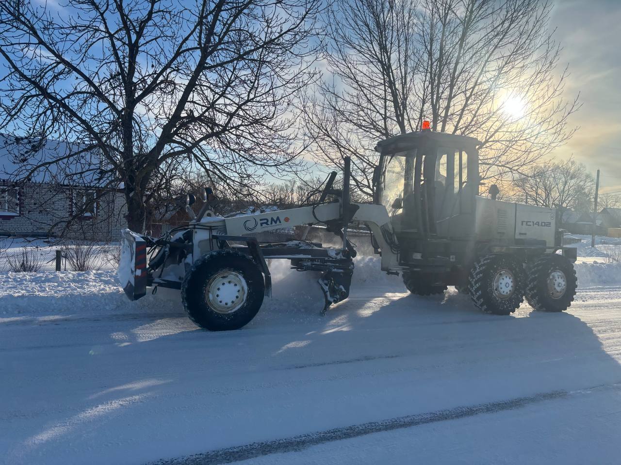 В Брянской области продолжается активная работа по очистке и обработке региональных и межмуниципальных автодорог от снега и наледи
