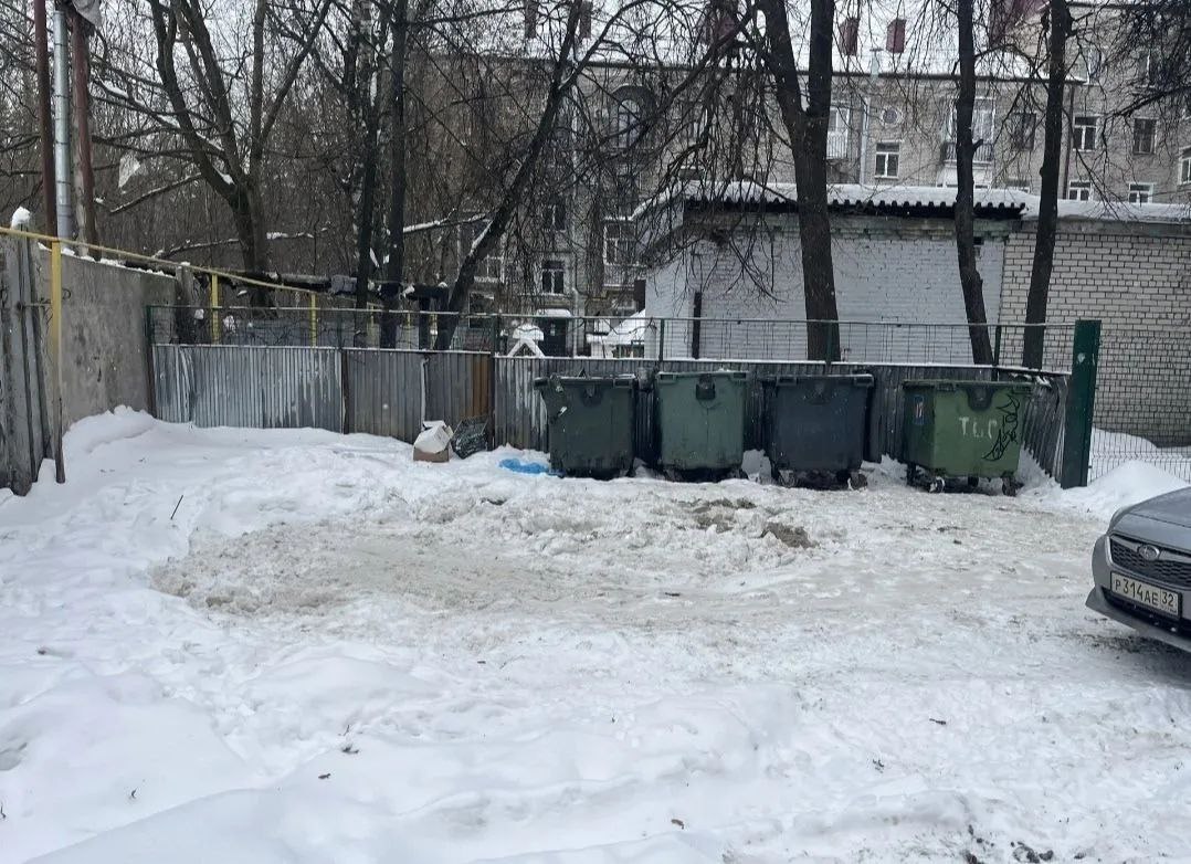 Идёт активная уборка площадок у мусорных баков в Бежицком районе Брянска