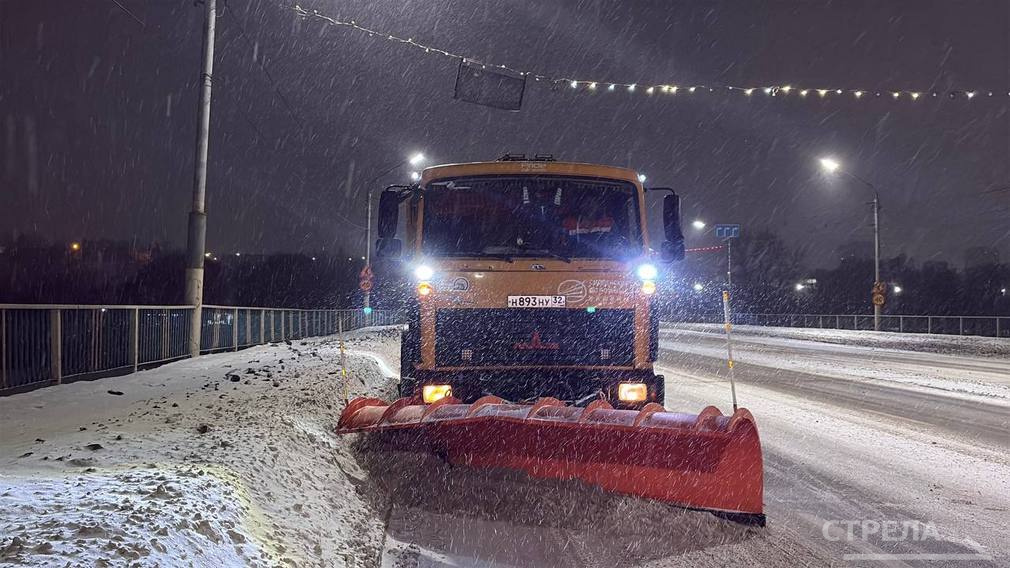 В Брянске всю ночь боролись со снегом почти 30 единиц спецтехники