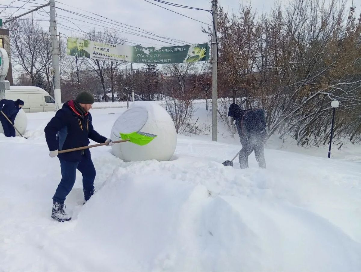 В Брянске добровольцы «Снежного десанта» помогают дорожным службам расчищать город