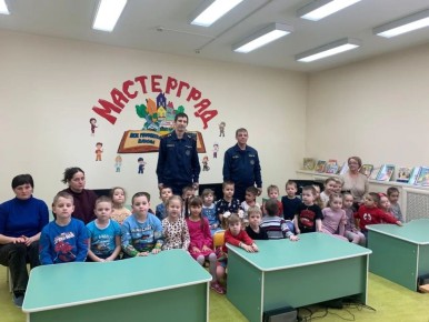 В целях профилактики пожарной безопасности и формирования у детей навыков безопасного поведения в детском саду «Аистёнок» было организовано тематическое мероприятие с участием представителей пожарноспасательной части:...