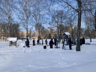 В Брянске прошла массовая уборка снега силами горожан и чиновников