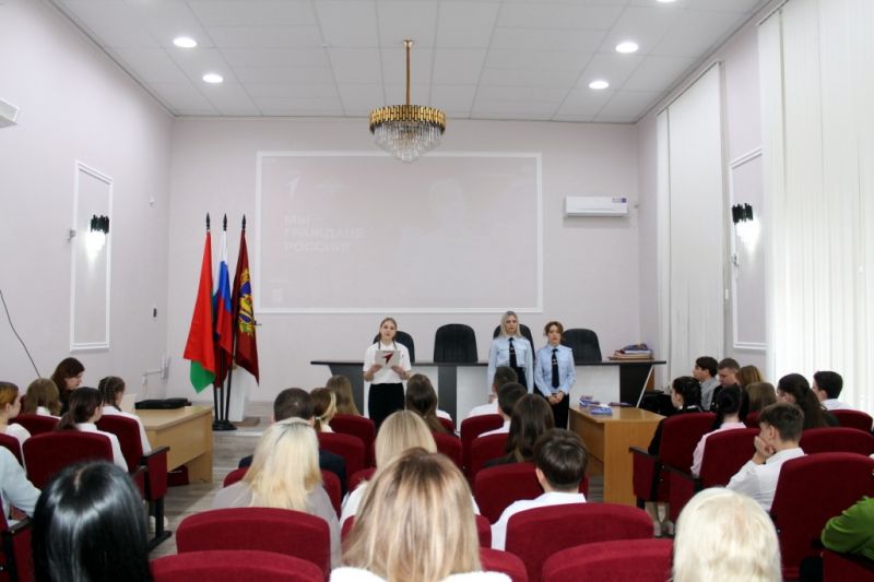 Юным жителям Брянска сотрудники полиции вручили первые паспорта