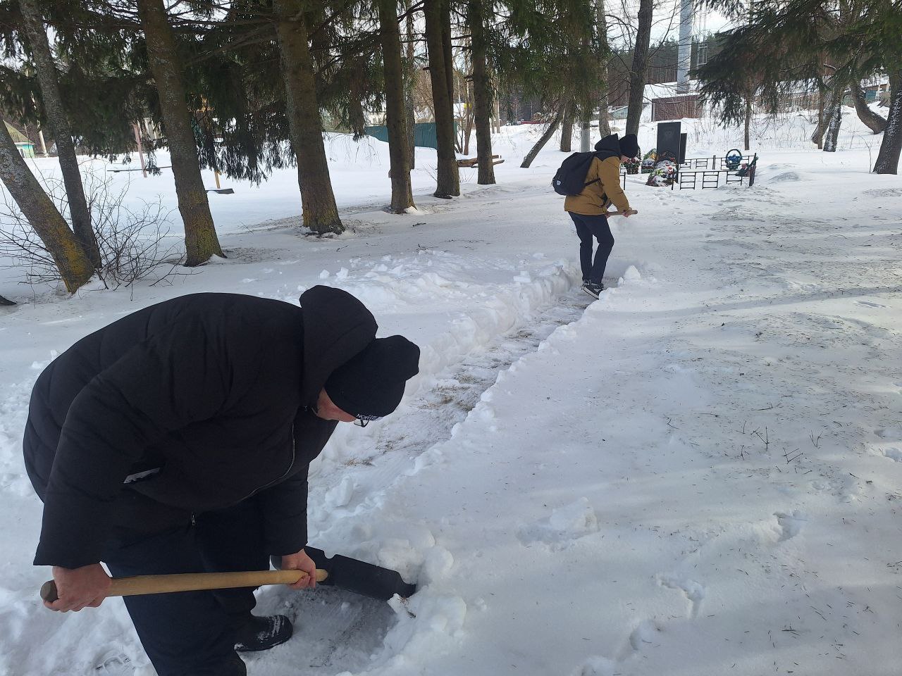 В преддверии Дня Защитника Отечества учащиеся 9 класса Полужской школы вместе с советником по воспитанию, Мамоновой Е. Д., приняли участие в акции "Обелиск"