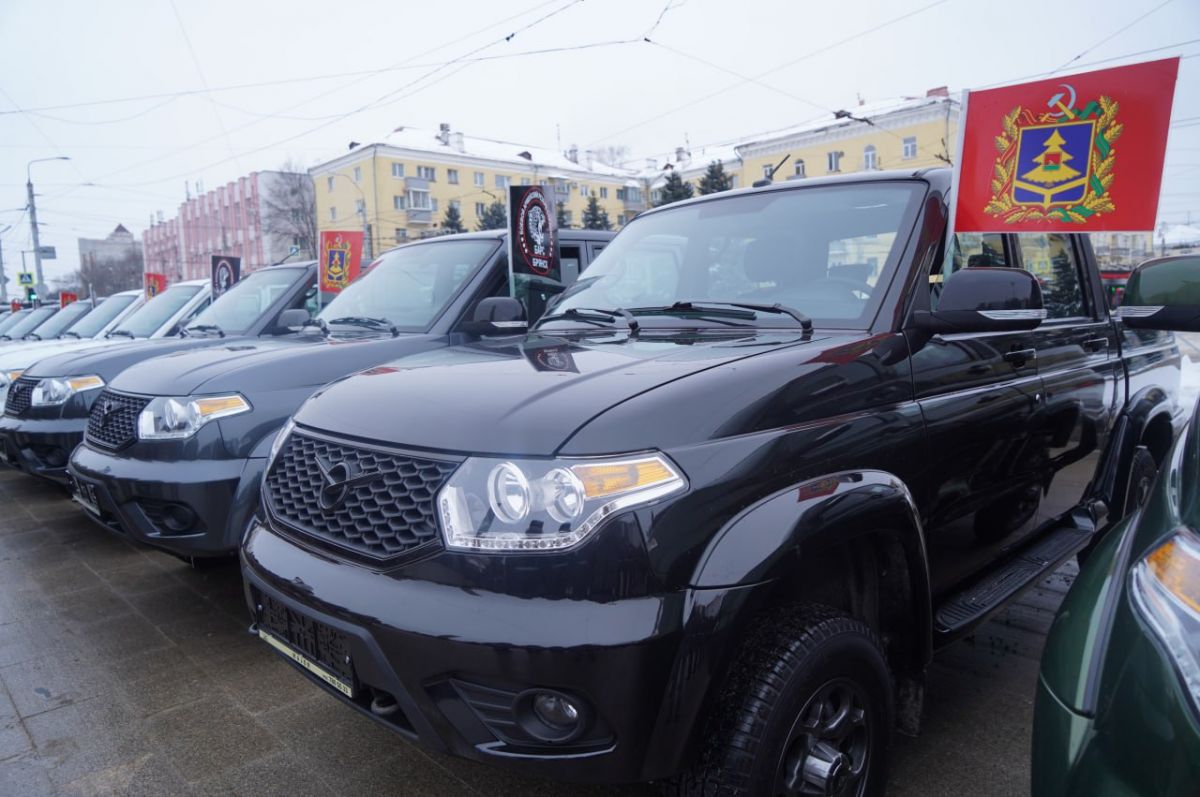 Богомаз передал добровольцам «БАРС-Брянск» 40 автомобилей из Москвы