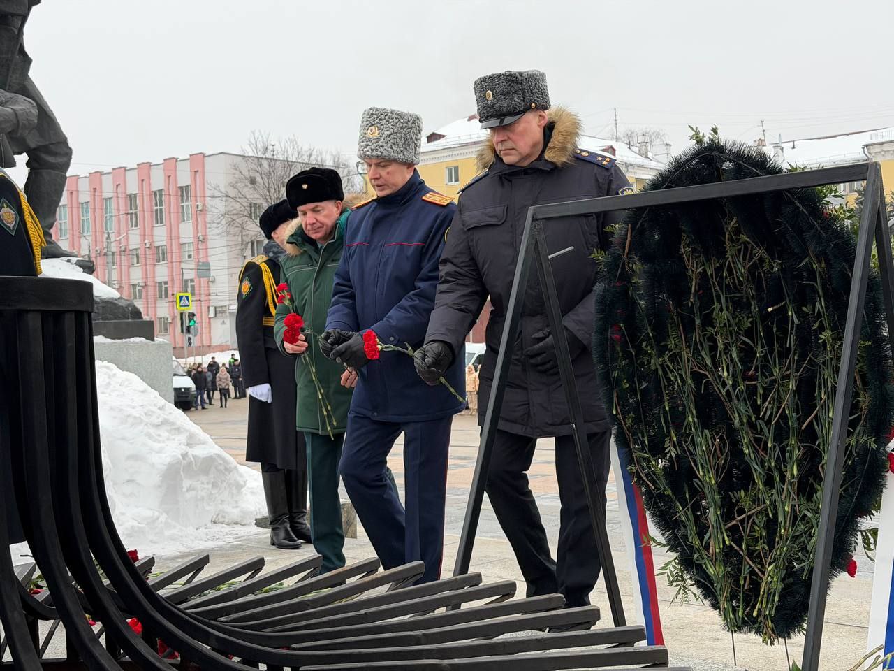 Руководитель следственного управления СК России по Брянской области почтил подвиг защитников Отечества