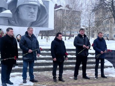 Александр Исаев: В День защитника Отечества возложили цветы к памятнику Климовчанам, погибшим в годы Великой Отечественной войны