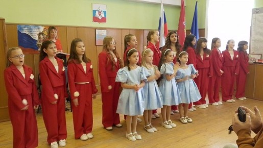 В преддверии Дня Защитника Отечества детский вокально -эстрадный коллектив "Лимонад" городского дома культуры, поздравили сотрудников МЧС с наступающим праздником