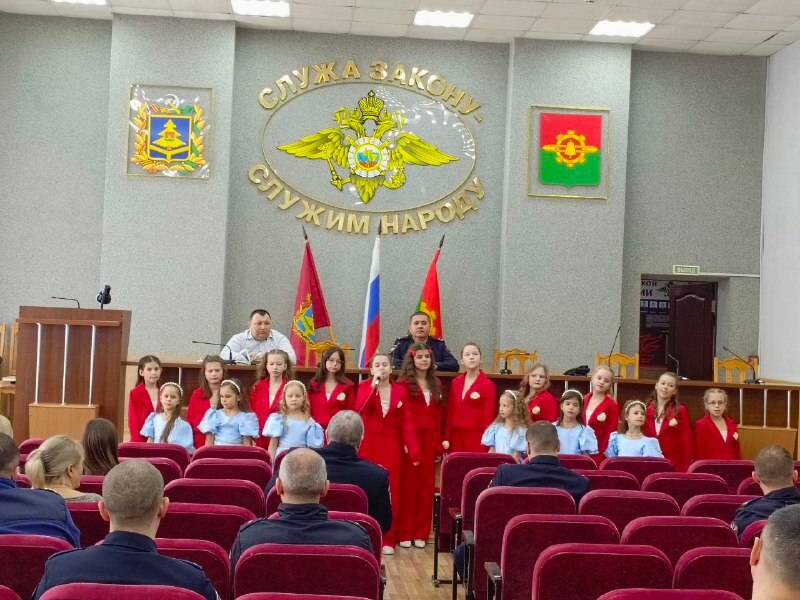 В преддверии Дня Защитника Отечества, детский вокальный коллектив "Лимонад" городского дома культуры, выступили с праздничной концертной программой для сотрудников МО МВД "Клинцовский"