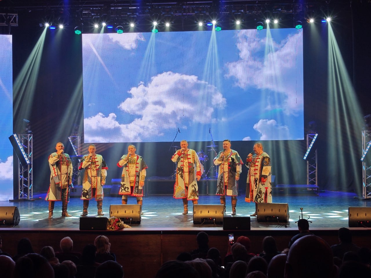 Вчера, в День защитника Отечества, на сцене к/з "Дружба" традиционно выступил ансамбль народной музыки «Ватага»