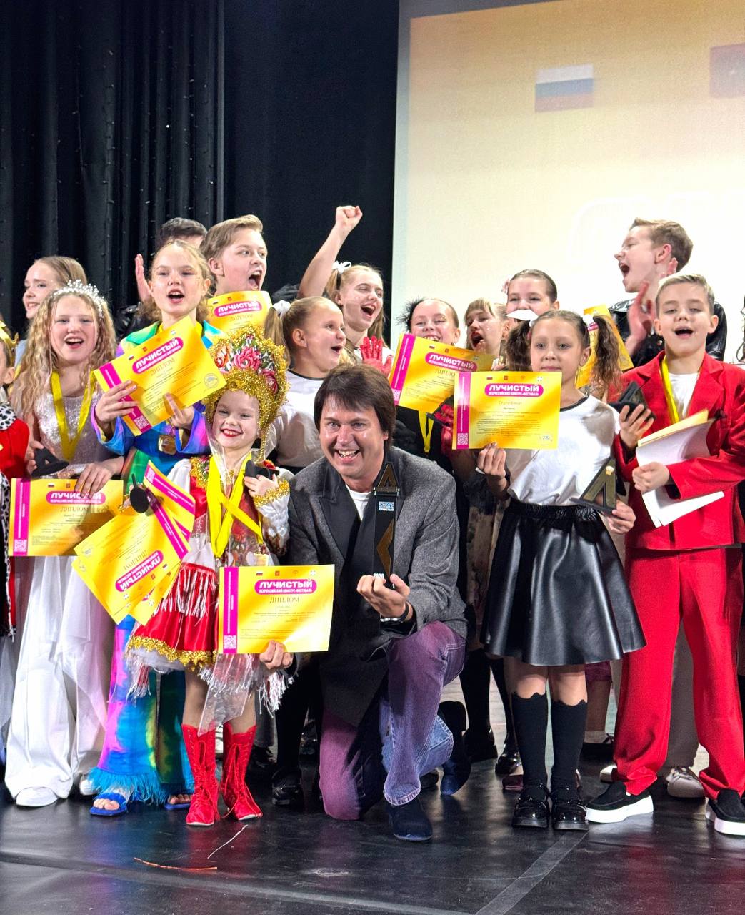 Образцовый вокально-хореографический ансамбль "Альянс" принял участие во Всероссийском фестивале-конкурсе культуры и искусства "Лучистый" ФЦ МИР