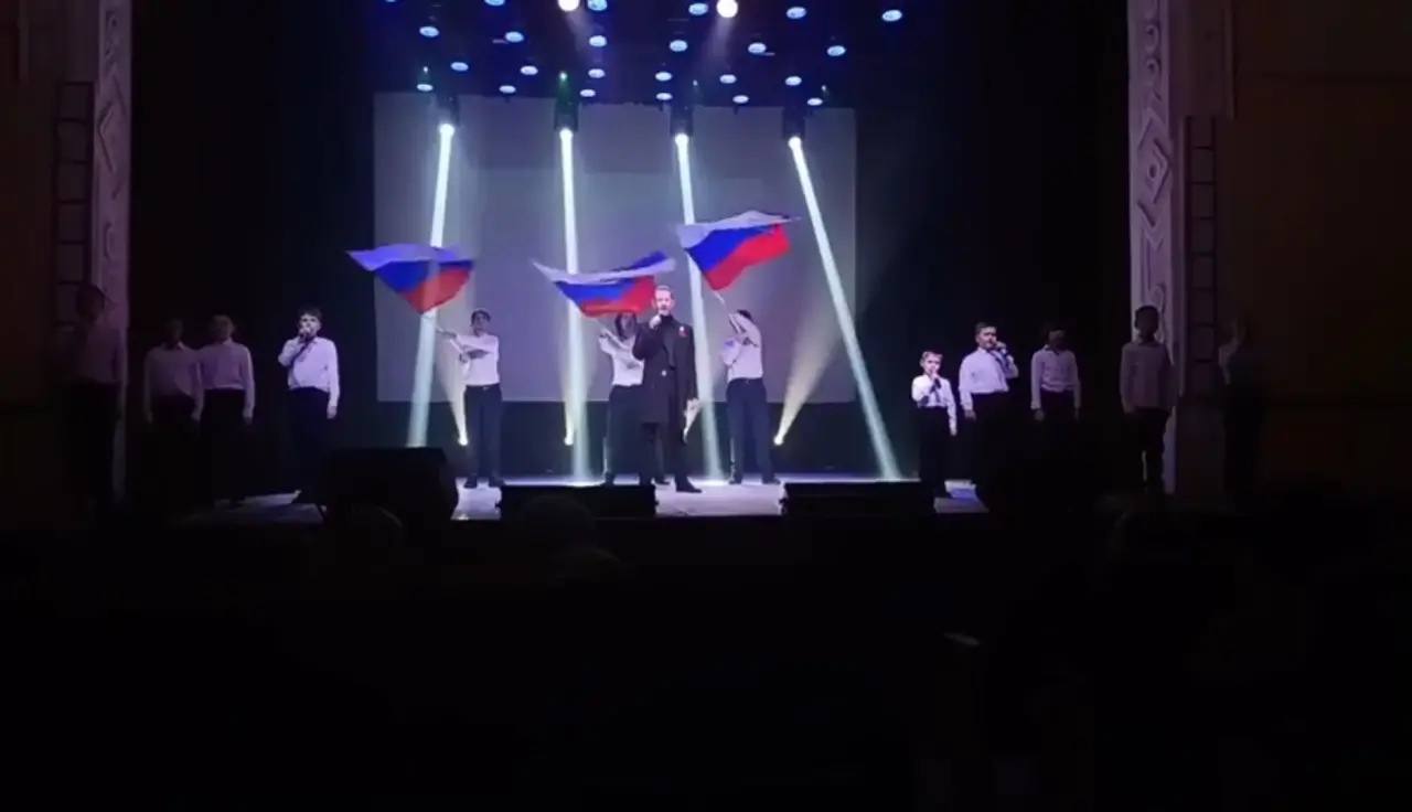 В Городском Дворце культуры поселка Белые Берега состоялся муниципальный фестиваль военно-патриотического творчества