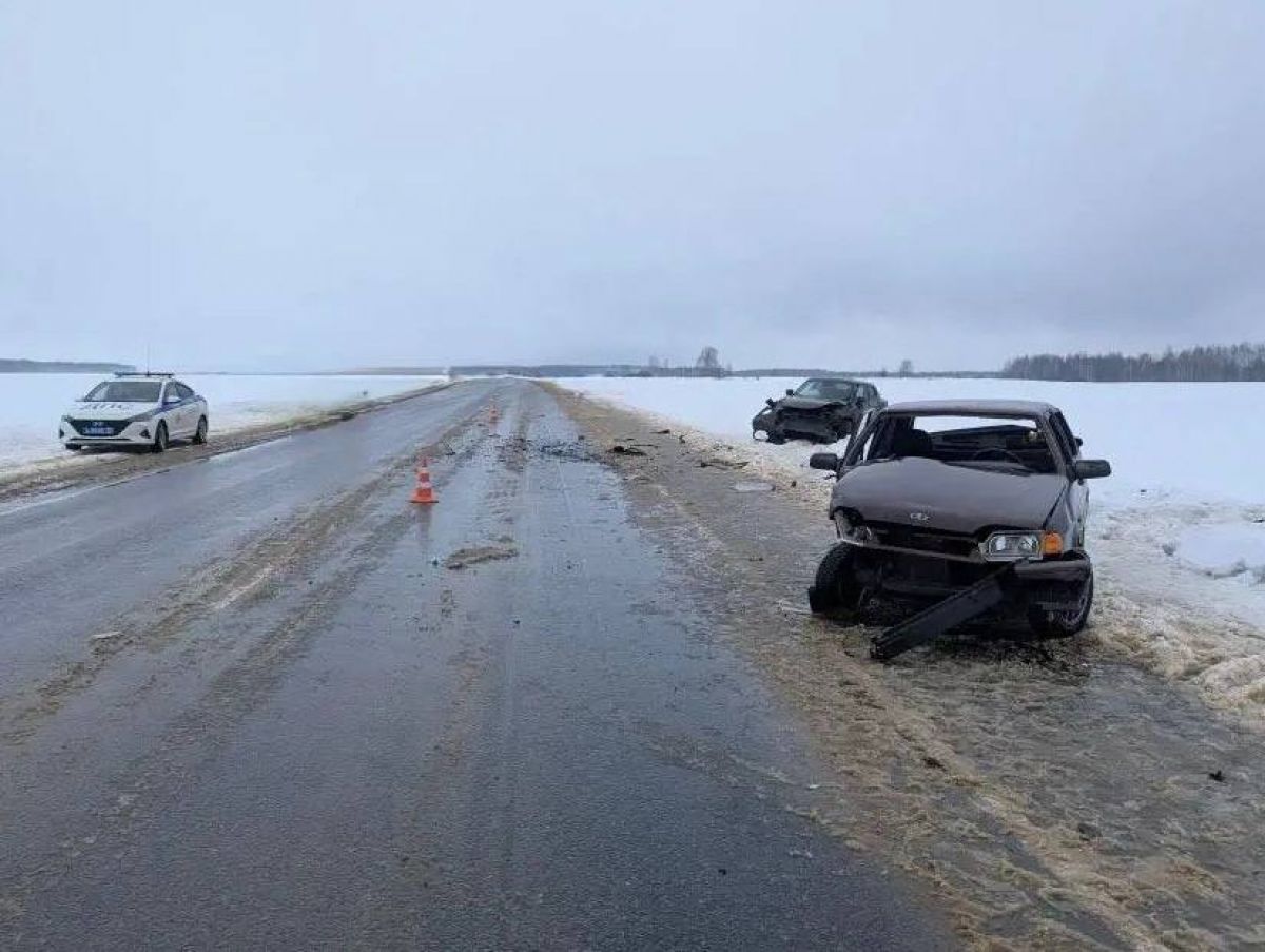 При столкновении двух автомобилей в Клинцовском районе пострадали оба водителя