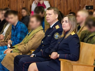 Руководитель следственного управления СК России по Брянской области навестил военнослужащих и вручил ведомственные награды сотрудникам военного госпиталя