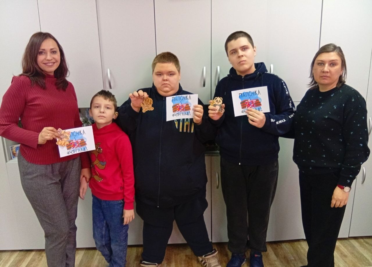 В преддверии Дня защитника Отечества воспитанники отделения дневного пребывания и реабилитации комплексного центра Навлинского района приняли участие в увлекательном мастер-классе по созданию подарков для своих пап