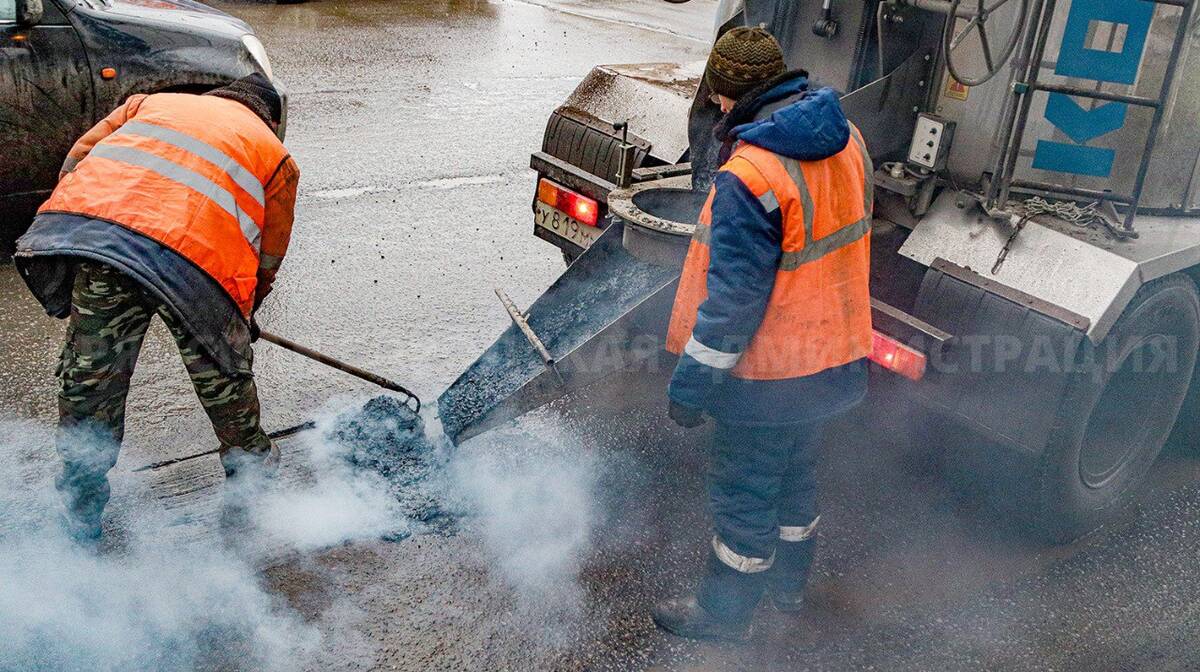 Специалисты ликвидируют ямы на основных магистралях Брянска