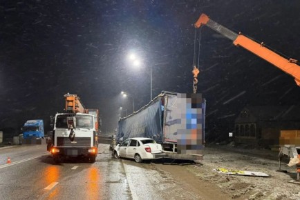 На Ставрополье легковушка столкнулась с подъемным краном, пострадал пешеход