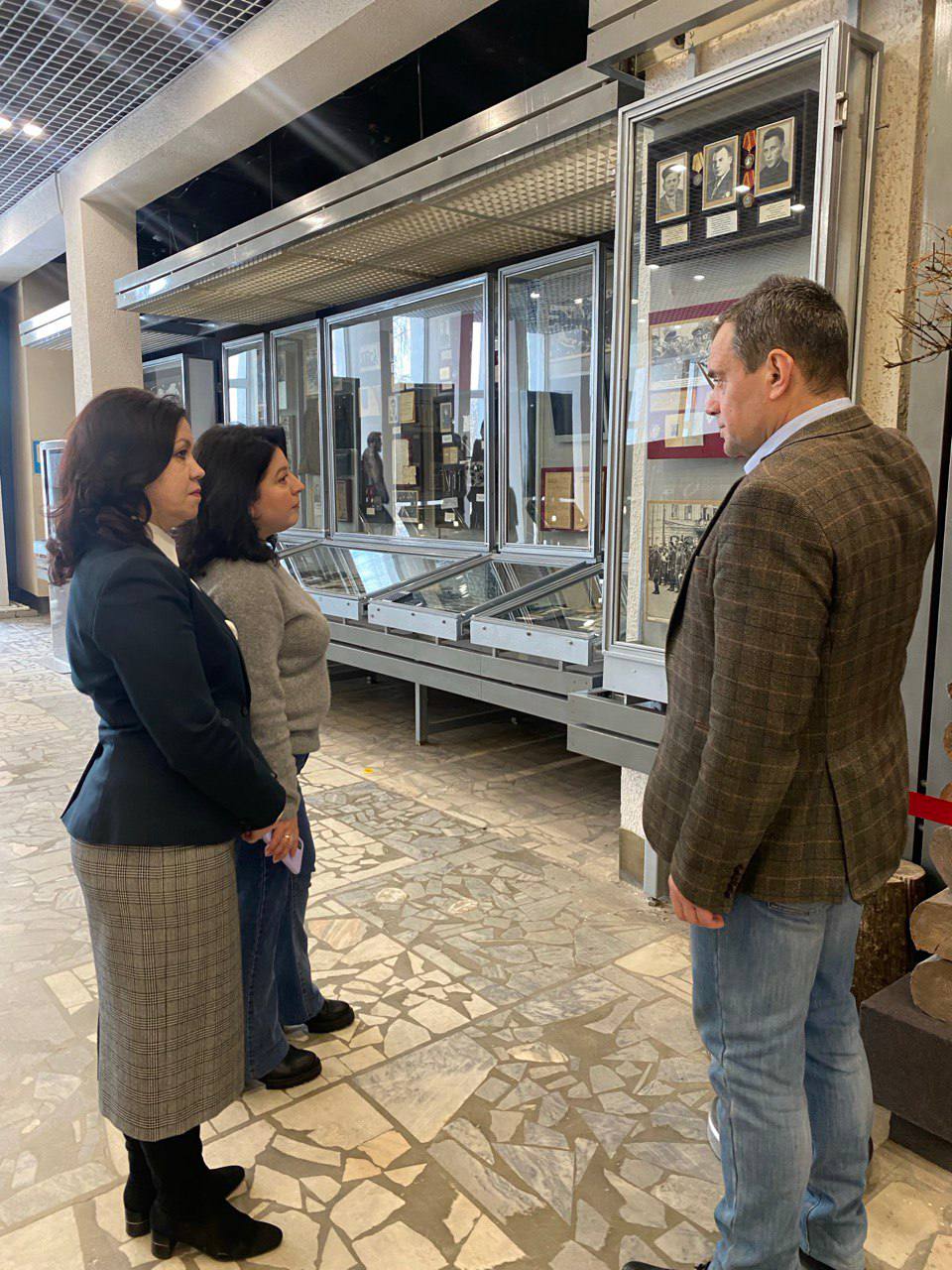 27 февраля 2026 г. в рамках визита в Брянскую область советник Уполномоченного при Президенте РФ по правам ребенка Анна Личковаха посетила Брянский государственный краеведческий музей