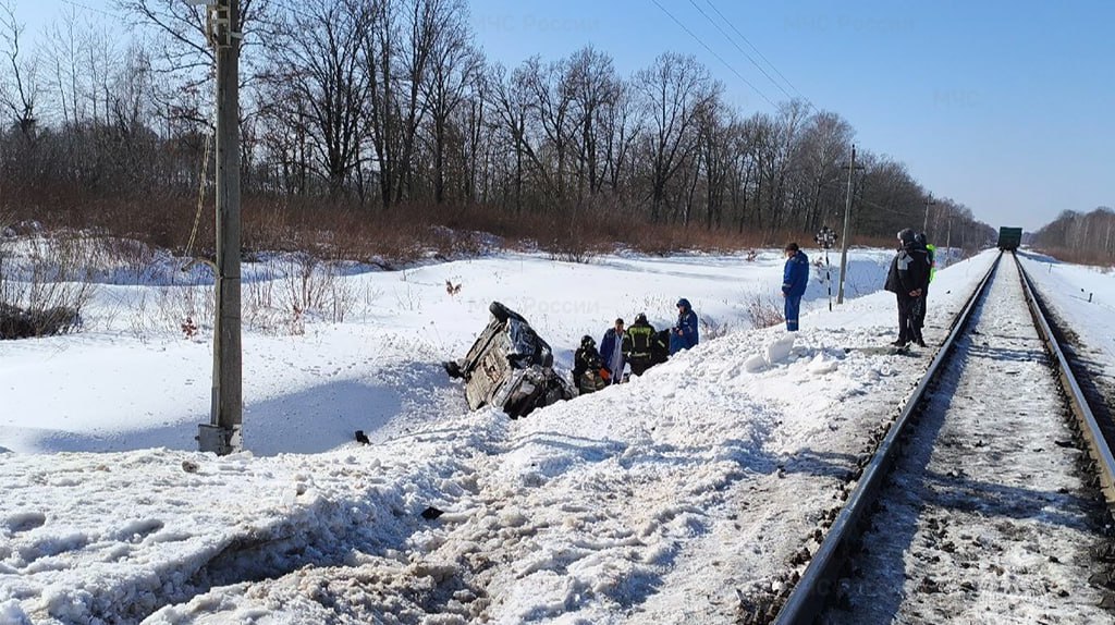В Клинцовском районе легковушка столкнулась с грузовым поездом