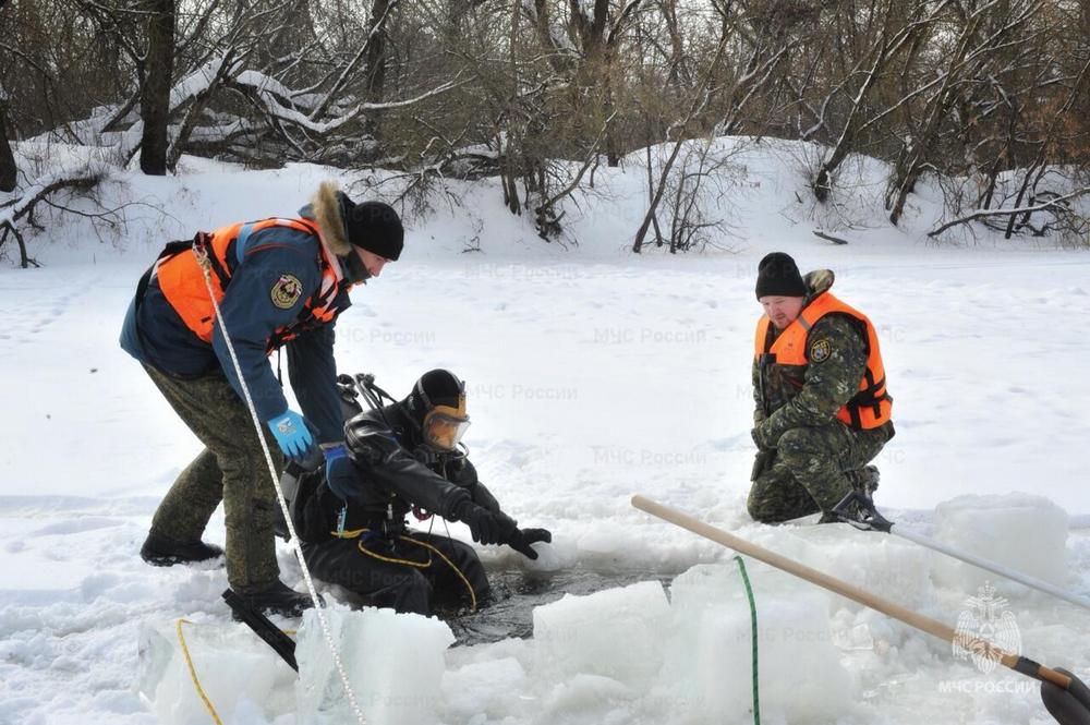 Сотрудники МЧС показали брянцам фото с места поисков провалившегося под лед мальчика