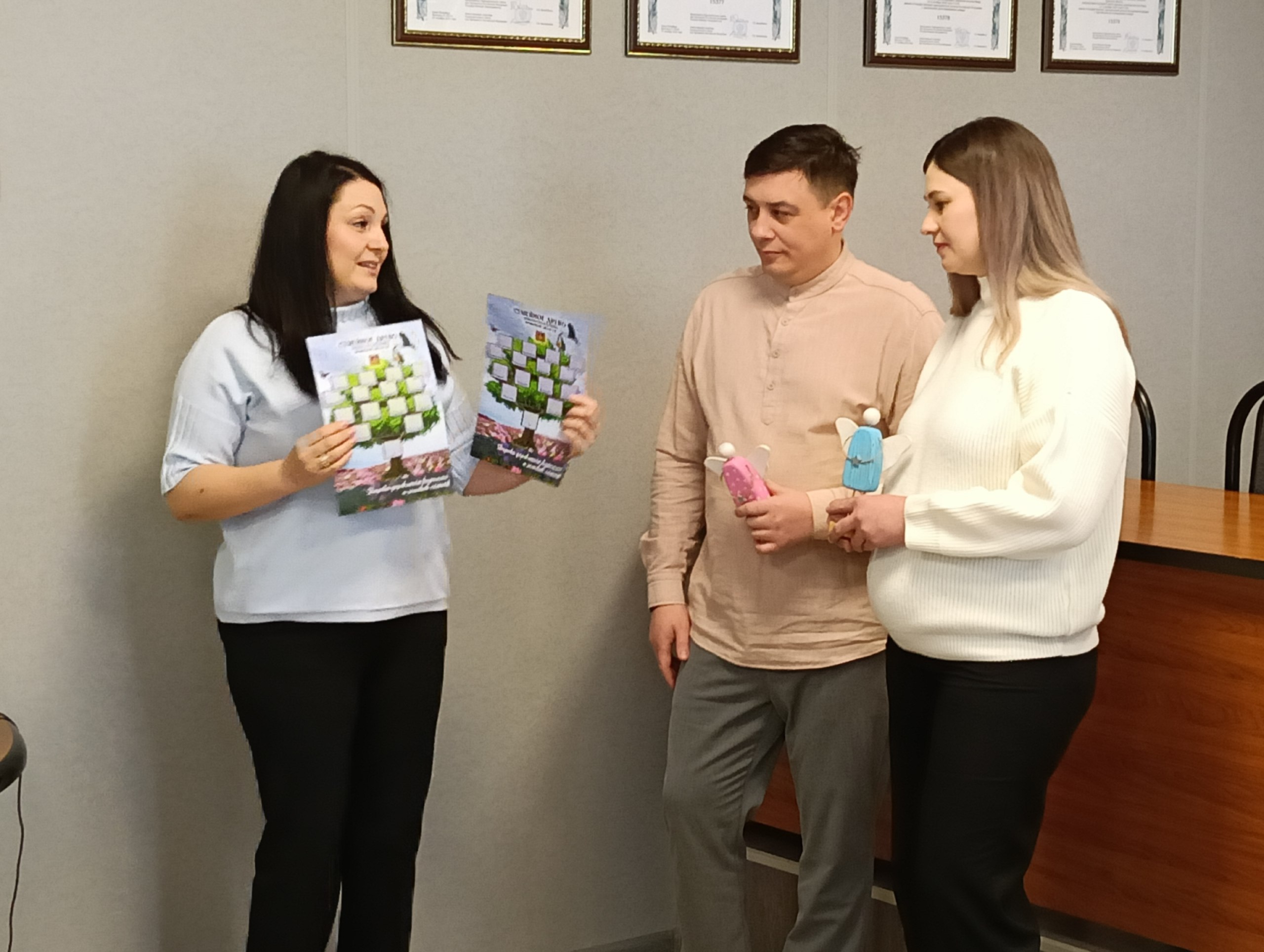 Еженедельное рабочее совещание в администрации Погарского района началось с приятных событий