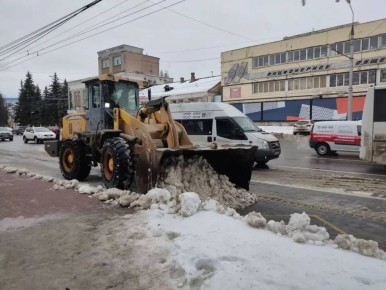 Почти 100 рабочих и 68 единиц техники вышли на уборку улиц Брянска