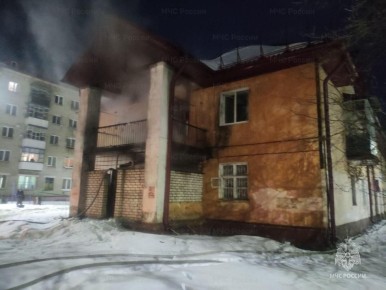 Из горящего в Бежице барака спасли четырех человек