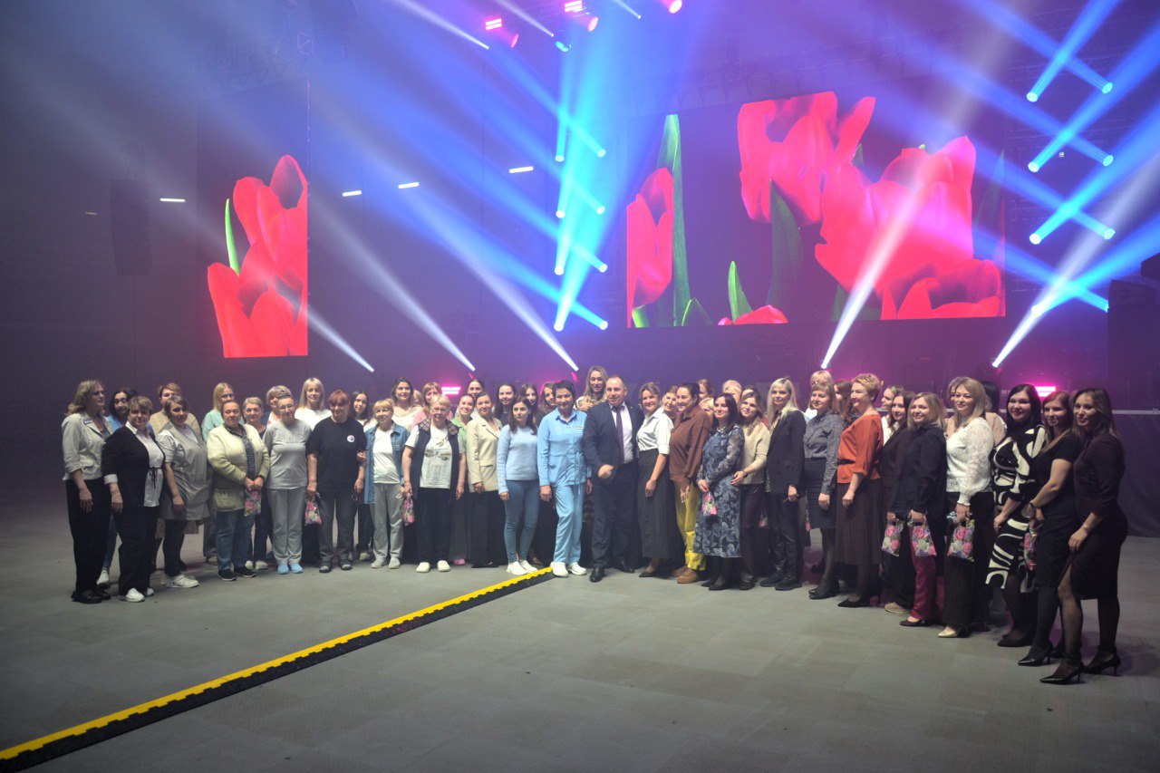 Коллектив Дворца единоборств им. Артема Осипенко необычно поздравил женщин с 8 Марта