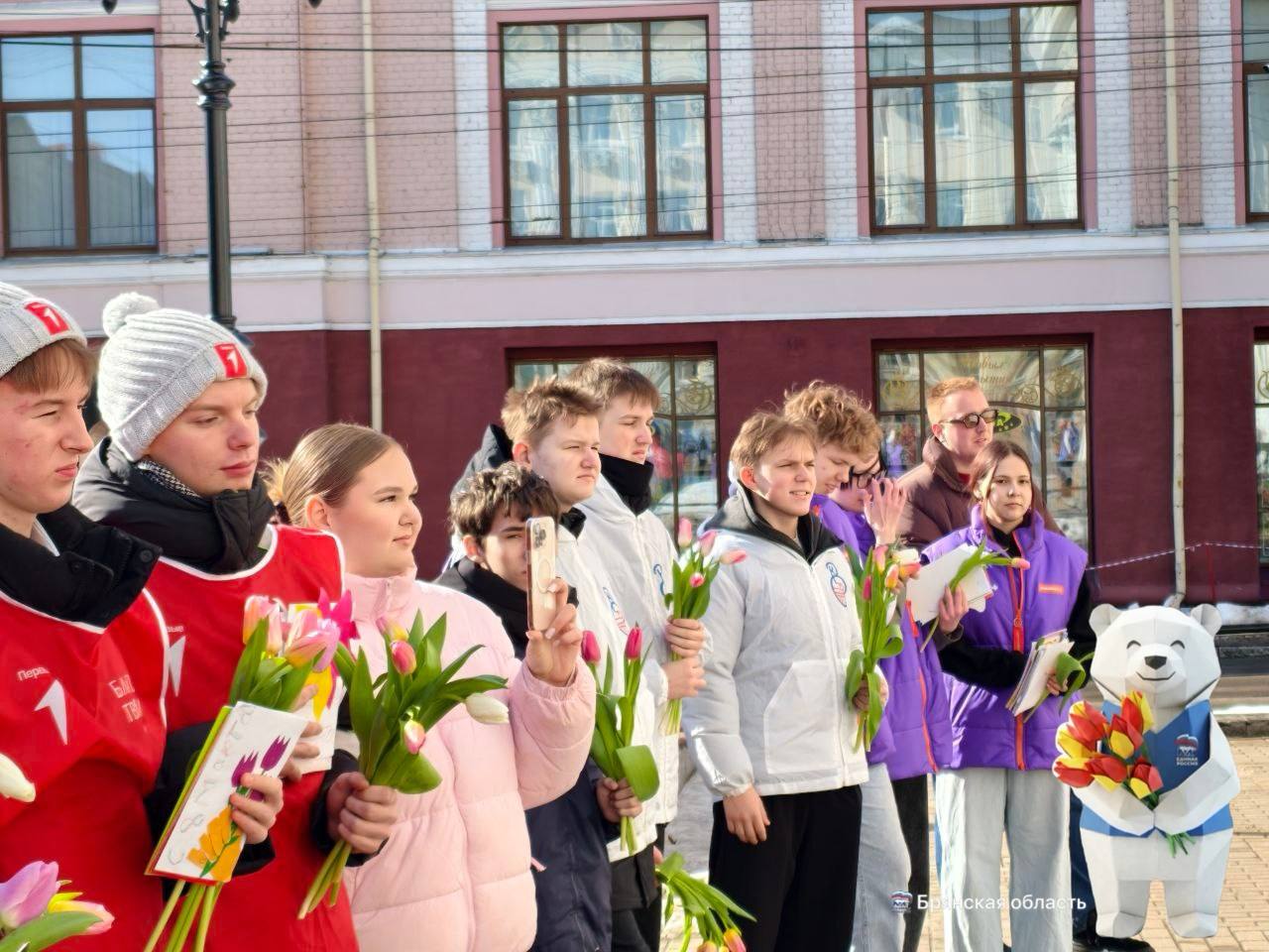 В Международный женский день активисты поздравили жительниц города с праздником