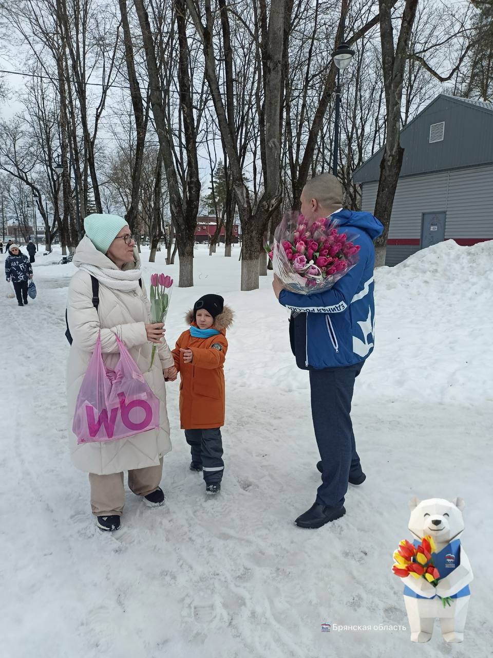 В преддверии Международного женского дня актив Фокинского местного отделения партии «Единая Россия» города Брянска провёл праздничную акцию