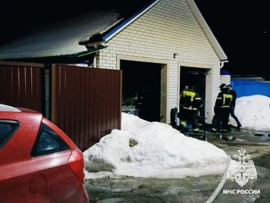 Гараж в Бежицком районе Брянска вспыхнул по неизвестным причинам
