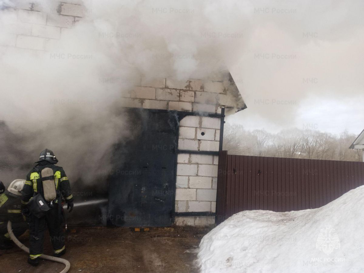 В Дятьково пожарные потушили гараж на улице Гоголя