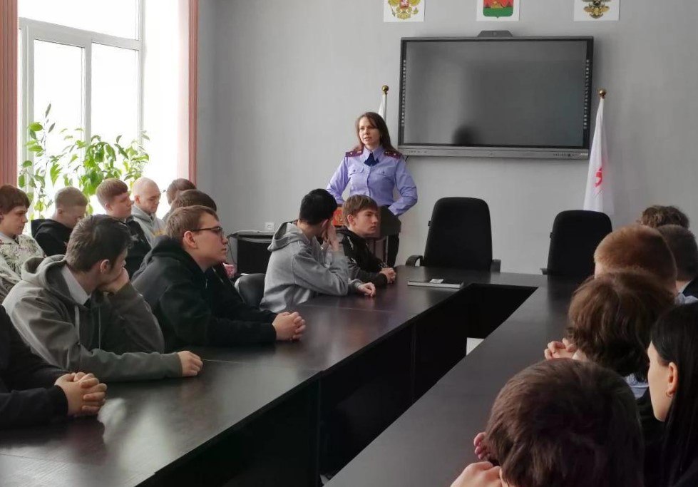 Заместитель руководителя следственного отдела провел правовое занятие со студентами железнодорожного техникума в городе Брянске