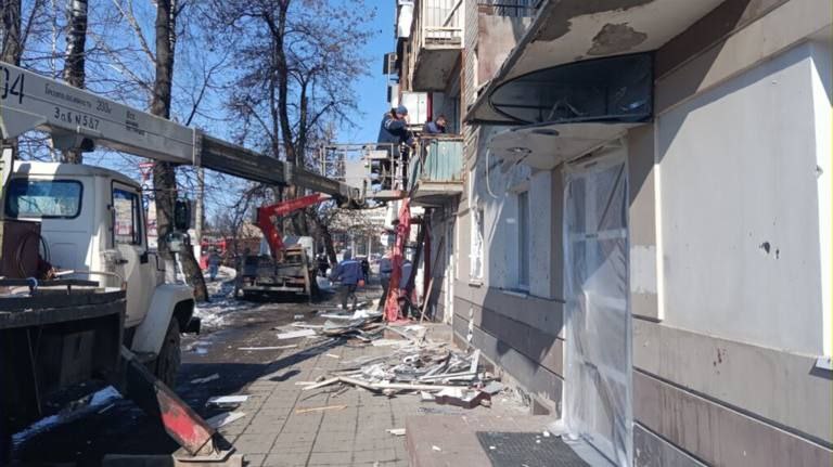 В разгромленном ракетами ВСУ фотосалоне Брянска чудом уцелела посетительница