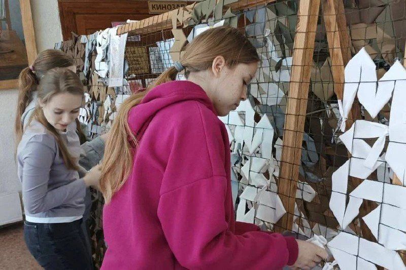 Помощь на передовую: молодогвардейцы Брасовского района плетут маскировочные сети для наших бойцов