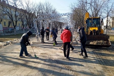Горожане взялись за метла. В Брянске стартовали санитарные пятничники