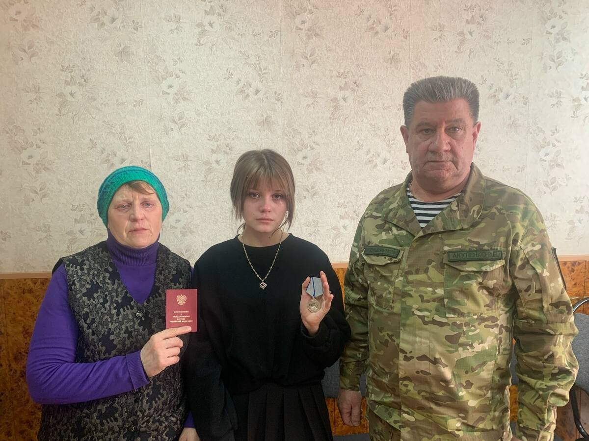 Матери и дочери погибшего на СВО Антона Емельяненко вручили медаль «За Отвагу»