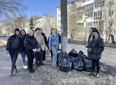 В Брянске стартовали пятничники чистоты: город приводят в порядок после зимы