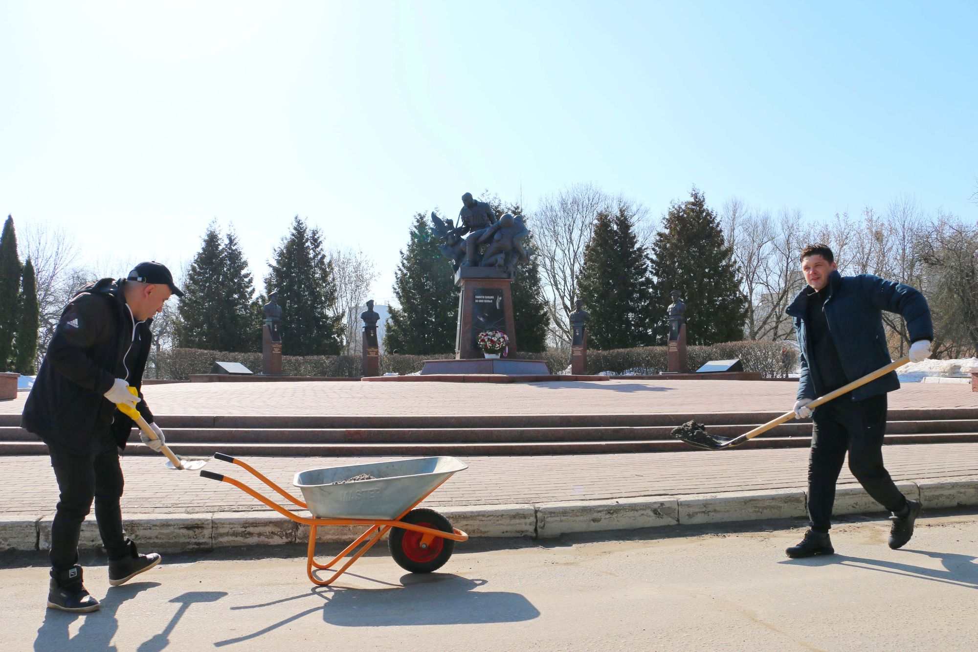 Сделаем регион чище: депутаты и сотрудники областной Думы приняли участие в уборке г.Брянска